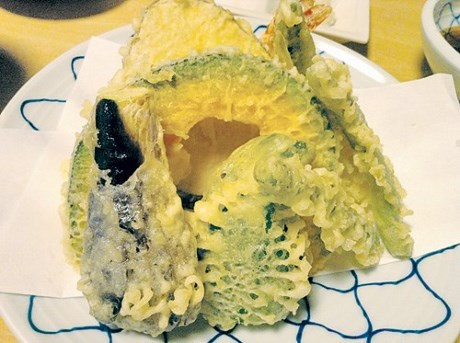 2. Tempura: Tempura là món chiên nổi tiếng ở Nhật Bản, có thể nói đây là món ăn điển hình của xứ sở mặt trời mọc. Tuy nó ra đời sau Sushi nhưng Tempura lại mang đến hương thơm, vị mới lạ nên nó được người Nhật đặc biệt yêu thích. Một phần Tempura được chế biến đúng cách bởi các đầu bếp có kinh nghiệm có giá lại lên đến khoảng 100 USD (hơn 2 triệu đồng).