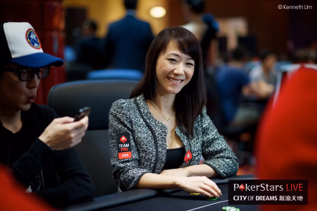 Sinh ra tại Thượng Hải, Celina Lin cùng gia đình chuyển đến Úc năm 7 tuổi. Ở Úc, cô đã theo học đại học và cha mẹ cô rất mong con gái sẽ trở thành một bác sĩ hay luật sư. Thế nhưng sau đó Lin đã dành tình yêu cho poker một cách tình cờ trong một lần chơi cùng những người bạn. Từ đó, Lin đã bắt đầu tham gia các giải đấu trên toàn thế giới và giành được nhiều thành công rực rỡ.