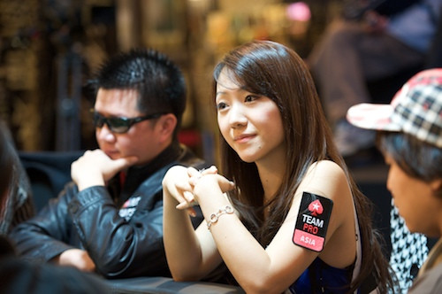 Nữ hoàng poker Trung Quốc đã gắn bó với công việc may rủi này được hơn 10 năm. Cô cho biết: “Tôi luôn muốn giành giật danh hiệu quán quân. Tôi nghĩ đó là cách duy nhất để đại diện cho phụ nữ giành lấy sự tôn trọng".