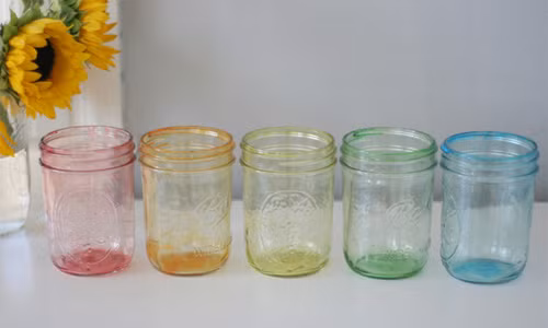 Những gì bạn cần chuẩn bị để làm một chiếc đèn trang trí nhà đẹp gồm các lọ thủy tinh trong suốt, màu vẽ và cọ vẽ.