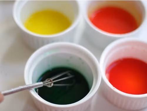 Sau đó bắt đầu pha màu sơn ra những chiếc cốc nhỏ.