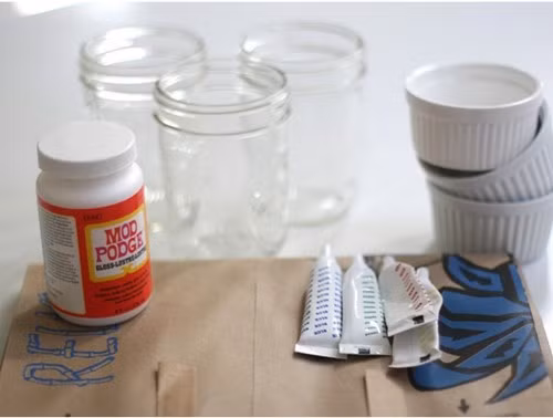 Để tạo một chiếc đèn trang trí 7 sắc cầu vồng, việc đầu tiên bạn cần làm là chọn những màu sơn mình thích.