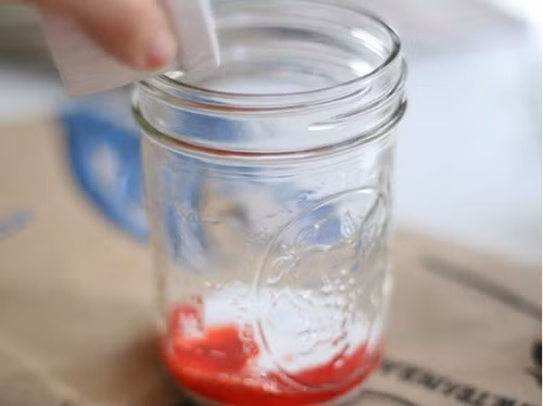 Tránh dùng những màu nguyên bản mà hãy làm giảm sắc độ bằng cách pha thêm sơn màu trắng.