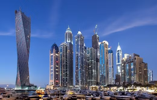 Tháp Infinity Tower ở Dubai với độ cao 305m là toà nhà xoắn cao nhất thế giới. Toà nhà này có chi phí xây dựng gần 300 triệu đô với 495 căn hộ siêu cao cấp.