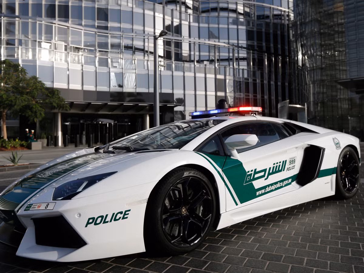 Cảnh sát lái siêu xe đi tuần tra: Cảnh sát Dubai được trang bị một dàn xe không thể tuyệt vời hơn gồm một chiếc Aston Martin One-77 trị giá 1,79 triệu USD và nhiều siêu xe khác như Bentley, Ferrari và Lamborghini.