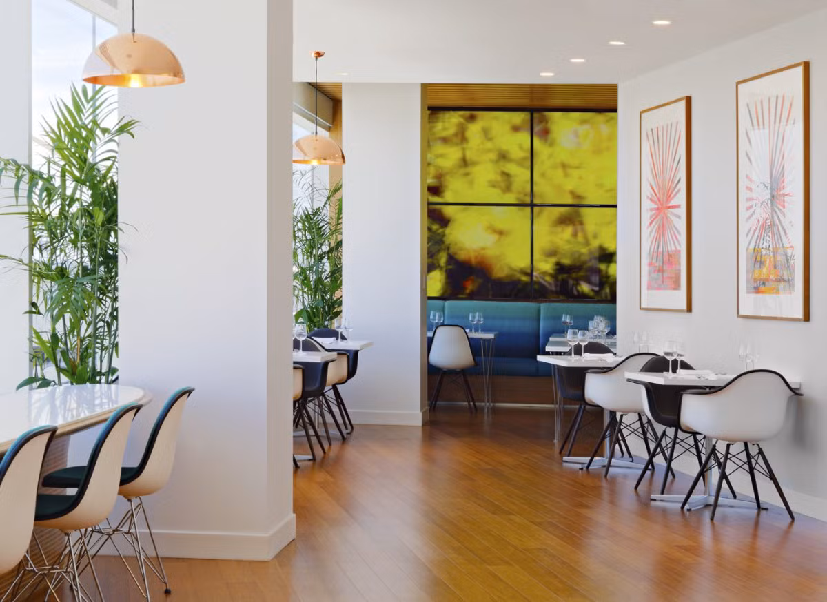 Tại đây, hành khách có thể ngồi thoải mái, thư giãn và lướt web với wifi miễn phí.