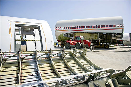 Các bộ phận máy bay được tháo dỡ cẩn thận.