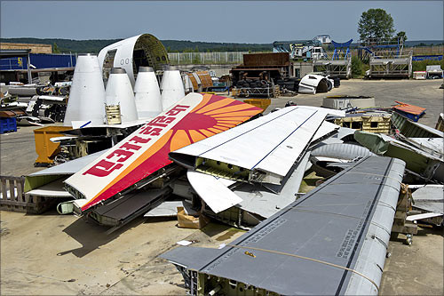 Các bộ phận máy bay được tháo dỡ và thu gom trong quá trình này sau đó sẽ được đóng gói lại và tái sử dụng.