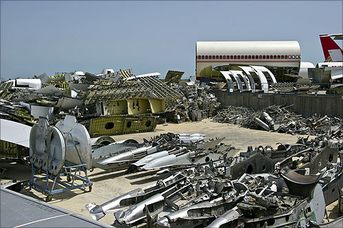 Các bộ phận máy bay nằm ngổn ngang trên nền sân sau quá trình tháo dỡ.