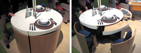 Chiếc bàn này có thể kéo ghế vào gọn gàng trong gầm bàn sau khi dùng bữa xong xuôi.