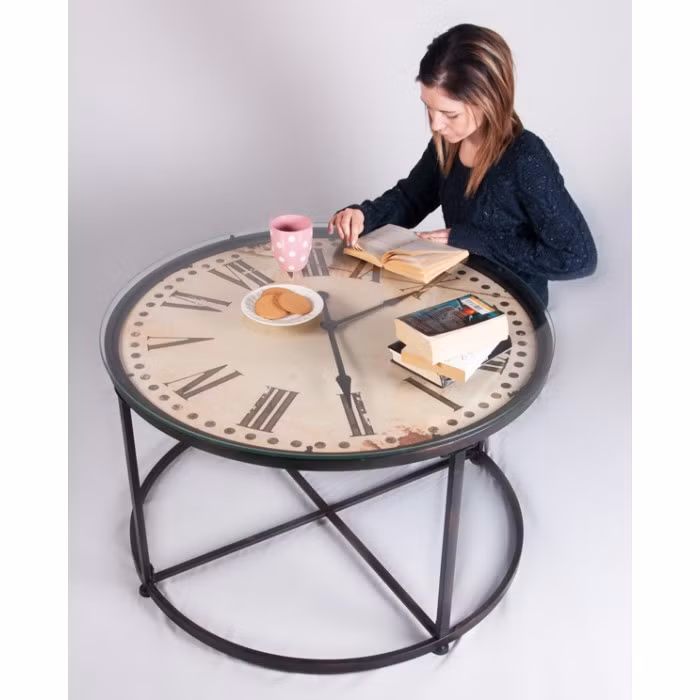 Chiếc bàn ăn hình đồng hồ độc đáo.