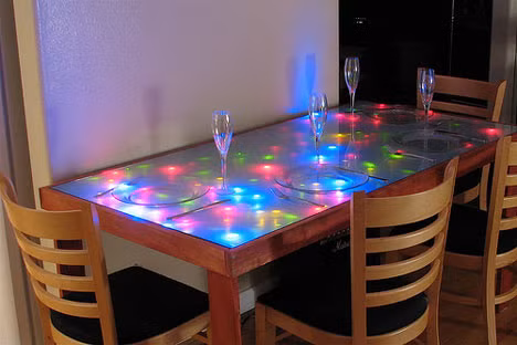 Chiếc bàn lắp đèn neon nhiều màu lung linh.