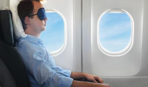 Chuẩn bị phụ kiện cho giấc ngủ: Giấc ngủ rất quan trọng trong thời gian di chuyển trên chuyến bay đường dài. Để có giấc ngủ trọn vẹn trên máy bay, bạn cần chuẩn bị sẵn một số phụ kiện như gối ngủ êm ái, miếng che mắt, bông bịt tai và thuốc ngủ (nếu cần).