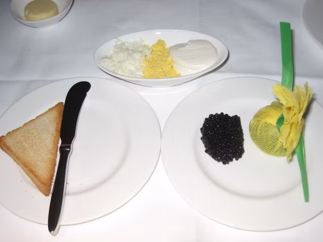 Món trứng cá muối hảo hạng.