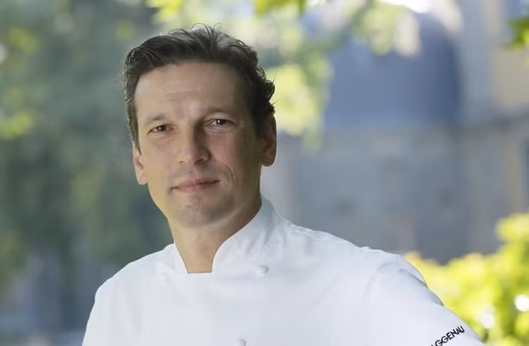 Đầu bếp Christian Jurgens - người đang đảm nhiệm việc chế biến các món ăn cho khách hạng nhất trên các chuyến bay của Lufthansa.