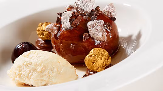 Món kem tráng miệng được trang trí với cả vàng.