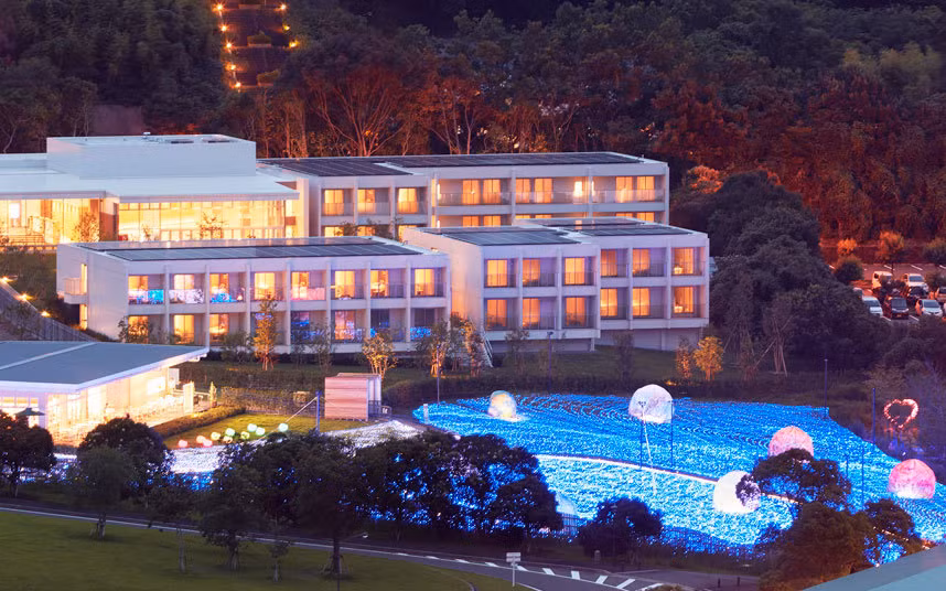 Khách sạn Henn-na tọa lạc trong công viên nổi tiếng Huis Ten Bosch, Nagasaki, công viên này được thiết kế theo đường phố Hà Lan thế kỷ 17.