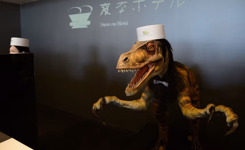 Nhiều khách hàng tỏ ra ngạc nhiên trước sự xuất hiện và phục vụ của những nhân viên robot.