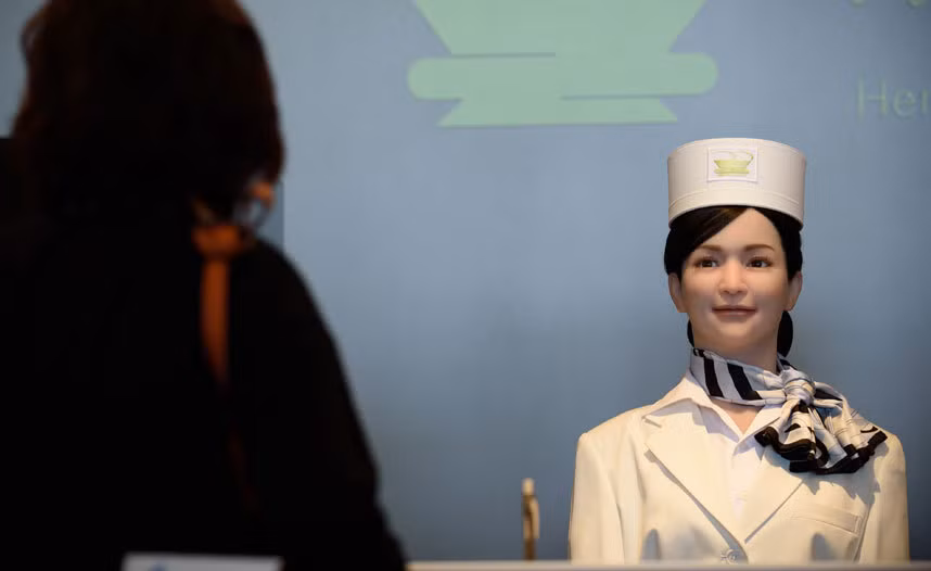 Robot làm nhiệm vụ lau dọn phòng, xách hành lý và chào đón khách tại quầy lễ tân.