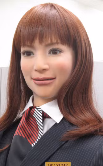 Những con robot có ngoại hình giống hệt người thật, có thể chớp mắt và giao tiếp linh hoạt với khách hàng qua ánh mắt.