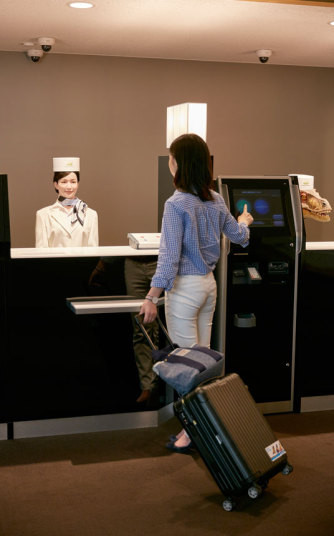 Ngoài các nhân viên phục vụ là người thật, khách sạn 72 phòng này còn có tới 10 nhân viên phục vụ là những con robot thông minh.