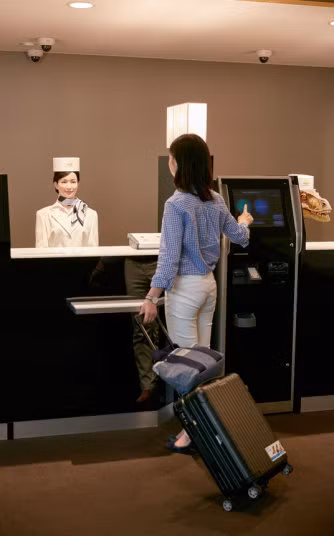 Ngoài các nhân viên phục vụ là người thật, khách sạn 72 phòng này còn có tới 10 nhân viên phục vụ là những con robot thông minh.