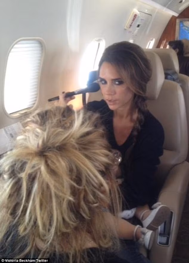 Victoria Beckham mang theo cả con gái nhỏ và chuyên viên trang điểm đi cùng trong nhiều chuyến công tác xa nhà.