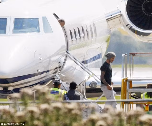 Thay vì sắm riêng một chiếc máy bay, Beckham lựa chọn di chuyển bằng dịch vụ thuê chuyên cơ tiện lợi.