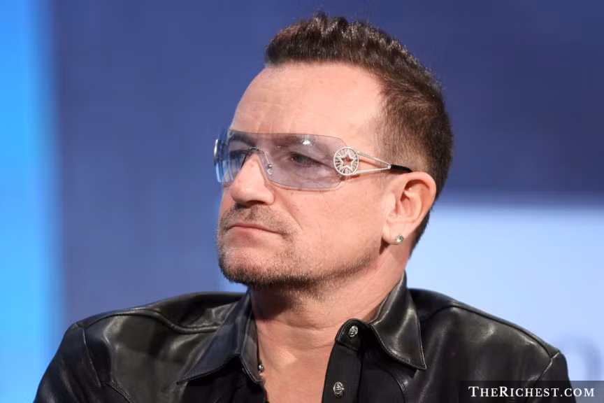 Nam ca sĩ Bono chi 1.700 USD (gần 37 triệu đồng) để đặt vé hạng nhất cho chiếc mũ của mình: Sau khi đi nghỉ mát, nam danh ca đã bỏ quên chiếc mũ của mình tại khách sạn và ông tỏ ra rất chịu chơi khi chi tới 1.700 USD để mang kỷ vật trở về nhà.