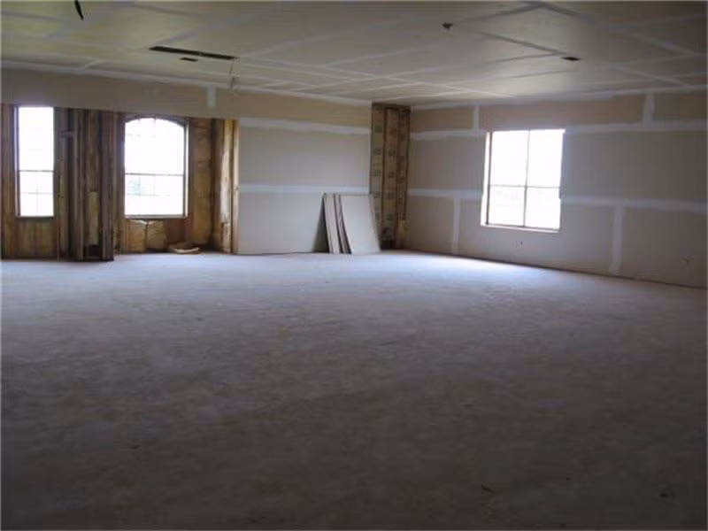 Mặc dù bên ngoài trông giống như một ngôi nhà hoàn chỉnh nhưng bên trong lại hoàn toàn khác hẳn bởi nó vẫn chưa hề có nội thất gì cả.