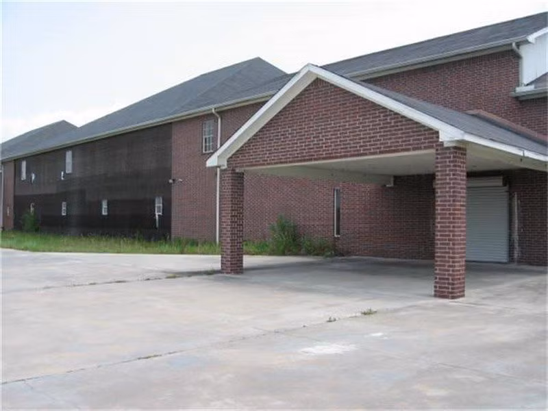 Căn biệt thự ma ám trải dài trên mảnh đất rộng hơn 5.500 m2, gồm có một garage chứa được 9 xe.