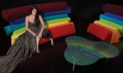 Bộ bàn ghế bảy sắc cầu vồng bắt mắt là món đồ nội thất trang trí nhà cực độc đáo.