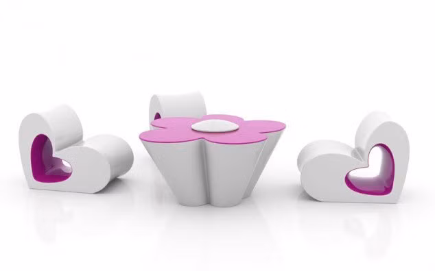 Bàn hình bông hoa, ghế hình trái tim độc đáo.