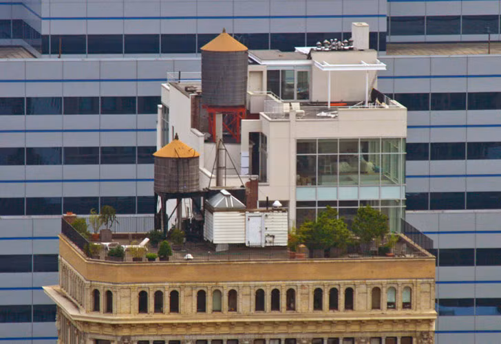 6. Nhà trên nóc: Những ngôi nhà được xây trên nóc của một tòa nhà khác đang ngày càng mọc lên nhiều ở các nước trên thế giới, đặc biệt là Trung Quốc. Thậm chí, có một đại gia ở Trung Quốc còn xây biệt thự trên một tòa chung cư 26 tầng.