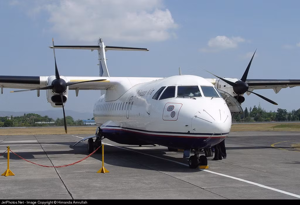 Chiếc ATR42-300 đầu tiên được sản xuất năm 1981 và ngừng sản xuất kể từ năm 1996. Như vậy, chiếc máy bay Indonesia rơi của hãng Trigana Air đã hoạt động ít nhất 20 năm.
