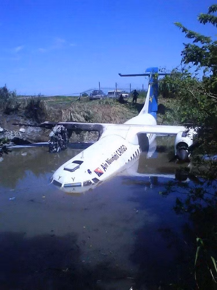 Ngày 19/10/2013, chiếc ATR 42-300 của hãng Air Niugini bị cháy động cơ khi đang chạy đà trên đường băng để cất cánh rời khỏi sân bay Madang, Papua New Guinea. Máy bay đã chạy quá sân bay và lao vào một mương nước. Ba thành viên phi hành đoàn chỉ bị thương, nhưng chiếc ATR thì hư hỏng hoàn toàn.