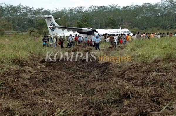 Ngày 11/2/2010, chiếc ATR42-300 mã hiệu 168 của Trigana Air rơi xuống một ruộng lúa ở Bone, Indonesia sau khi hỏng động cơ. Hai người bị thương nặng sau sự cố.