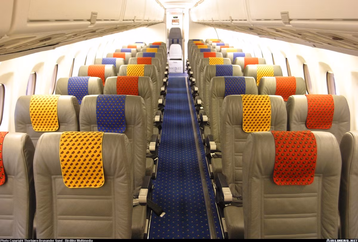 Số lượng chỗ ngồi tiêu chuẩn trên máy bay dao động từ 44 – 50 hành khách. Trọng lượng cất cánh tối đa là 16.700 kg.