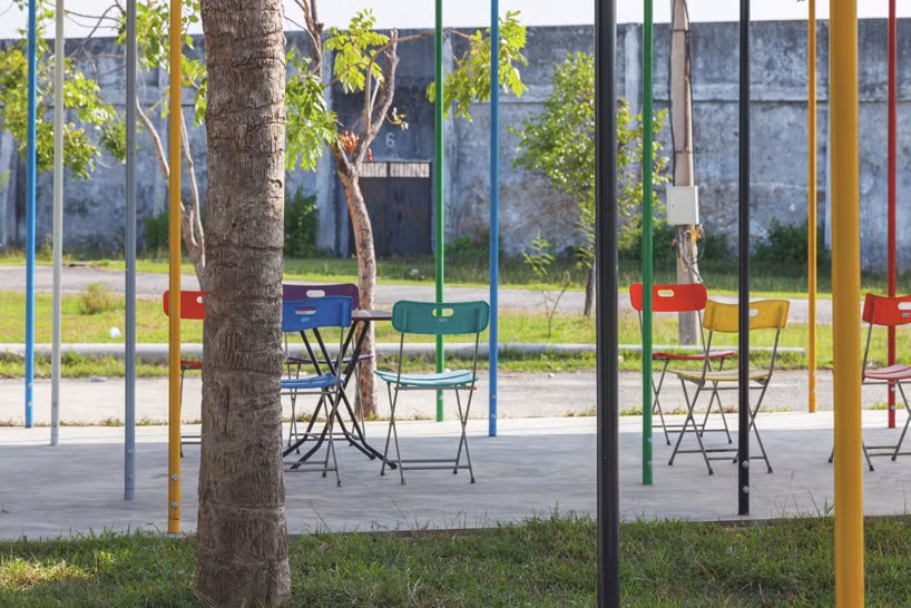 Với sự hướng dẫn của các kiến trúc sư, người dân đã cùng nhau xây dựng nên một cấu trúc đảm bảo kiên cố để đứng vững trước những trận bão lớn.