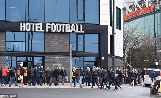 Ngay cả khi mùa giải đã khép lại, khách sạn này vẫn tấp nập người ra vào vì không gian và vị trí đặc biệt của nó.