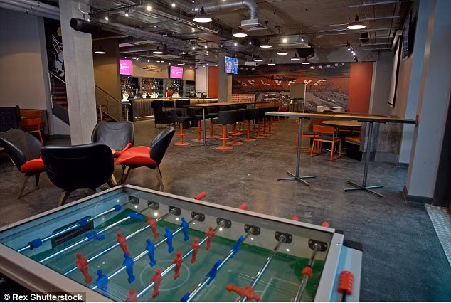 Vào những ngày có trận đấu của MU, khu vực bàn bi-lắc này luôn chật kín người hâm mộ.