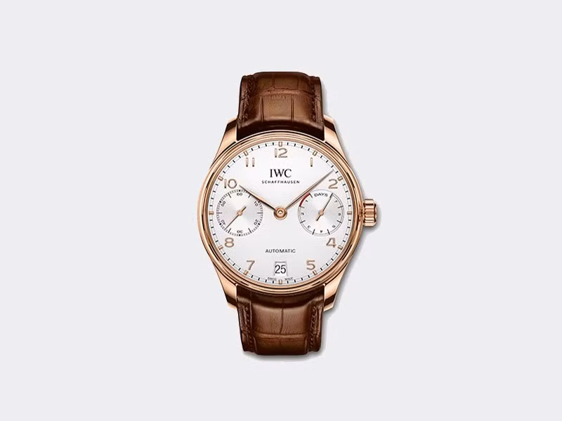 IWC Portugieser Automatic IW5007 - Giá 13.700 USD (tương đương 291 triệu đồng): Portugieser là một trong những mẫu đồng hồ nổi tiếng nhất của hãng đồng hồ danh tiếng IWC. Với hệ thống lên dây Pellaton huyền thoại cùng các bộ phận bằng gốm tinh xảo, đây là một chiếc đồng hồ luôn giữ được giá trị cũng như không bao giờ lỗi thời.