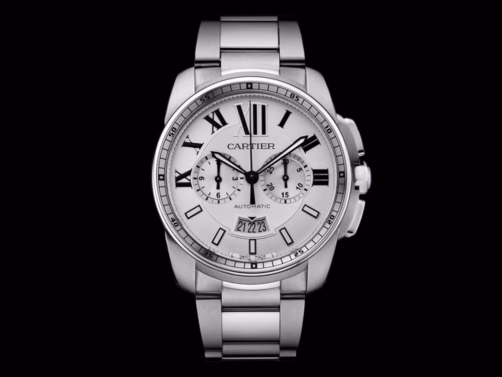 Calibre de Cartier Chronograph - Giá 11.300 USD: Danh tiếng của Cartier được thể hiện một cách trọn vẹn bởi chiếc đồng hồ Calibre de Cartier. Chắc chắn chiếc đồng hồ này sẽ không bao giờ có thể lỗi thời, thậm chí còn là hàng hot được săn lùng.