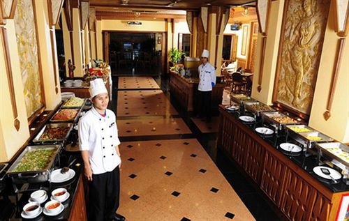 Khách sạn có ba nhà hàng phục vụ các món ăn Thái và quốc tế.