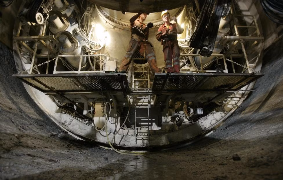 Các máy khoan công suất lớn phải được làm nguội bằng nước để không bị quá nóng khi cắt lớp đá gneis siêu cứng và lớp đá granit. Sau nhiều tháng khoan và đào, cuối cùng 2 tổ máy khoan đã gặp nhau tại chính giữa đường hầm vào tháng 10/2010.