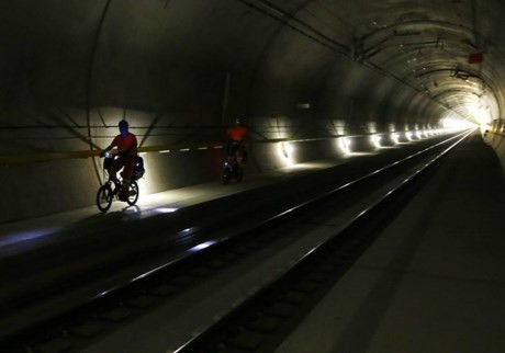 Những người thợ lao động phải sử dụng xe đạp có thể gấp lại để di chuyển giữa các địa điểm trong đường hầm vì nó quá dài.
