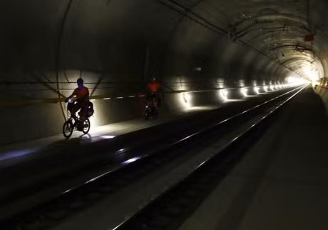 Những người thợ lao động phải sử dụng xe đạp có thể gấp lại để di chuyển giữa các địa điểm trong đường hầm vì nó quá dài.