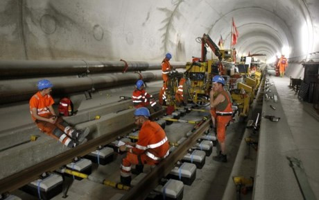 Cho đến nay dự án đã theo đúng tiến độ về thời gian và không có sự chậm trễ trong thực hiện thi công. Các công đoạn kiểm tra hệ thống đường ray, hệ thống thông gió và liên lạc của hầm sẽ được thực hiện vào đầu tháng 10.