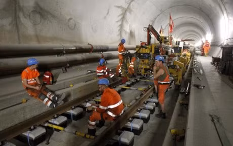 Cho đến nay dự án đã theo đúng tiến độ về thời gian và không có sự chậm trễ trong thực hiện thi công. Các công đoạn kiểm tra hệ thống đường ray, hệ thống thông gió và liên lạc của hầm sẽ được thực hiện vào đầu tháng 10.