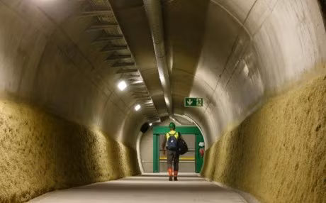 Đường hầm gần như là bằng phẳng giúp cho phép các xe lửa chạy qua đây có thể đạt tốc độ hơn 240 km/h. Trong hình là một lối thoát hiểm của đường hầm dài nhất thế giới này.